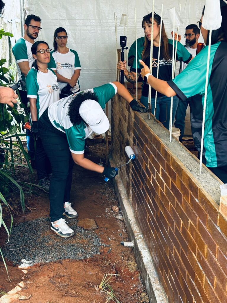 Curso Prático de Tijolo Ecológico - Monique